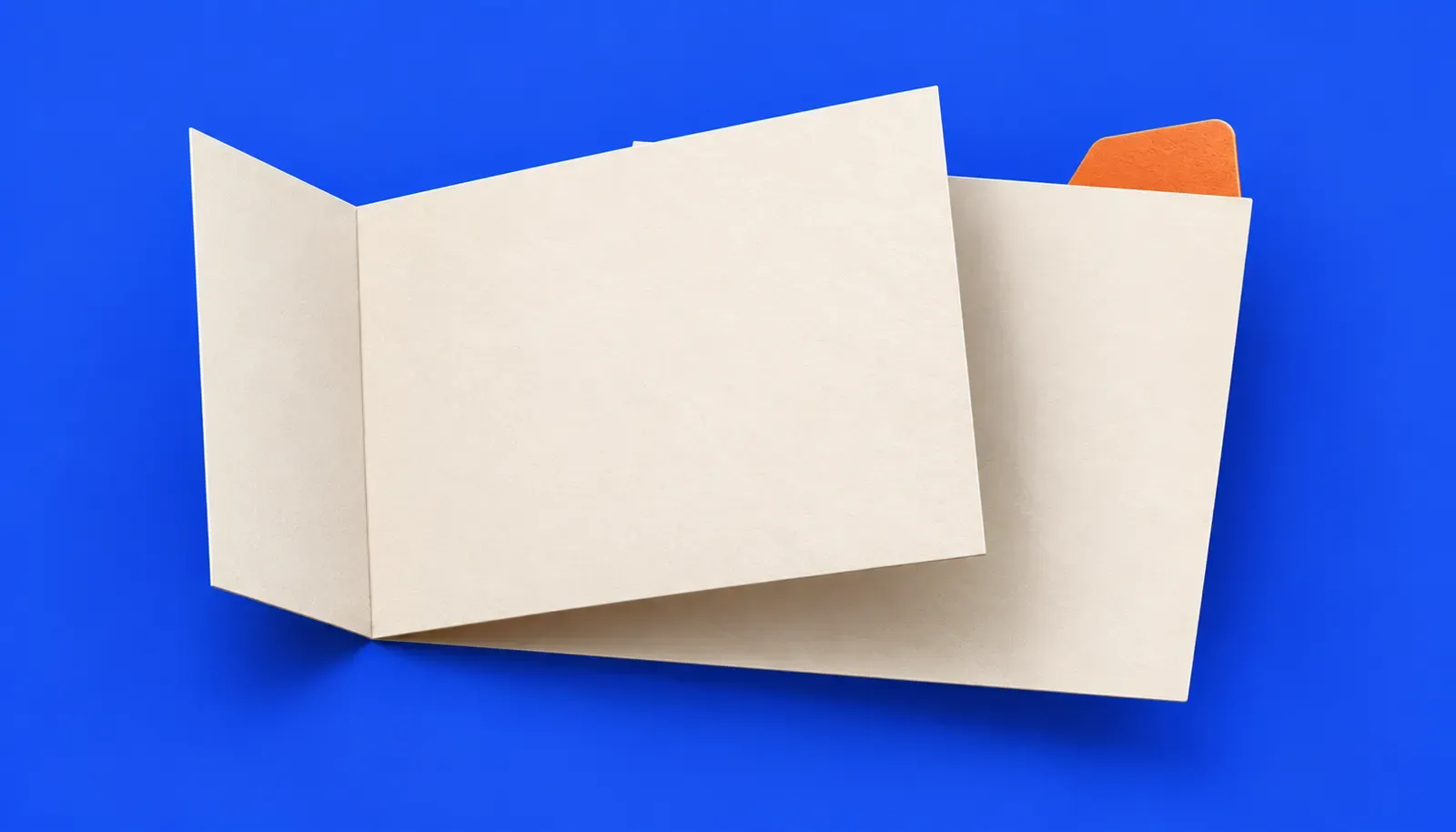 Dua helaian kertas kosong dengan lipatan berbeza pada latar kobalt dan satu tab jingga, sebagai hiasan idea mencuba contoh baharu.