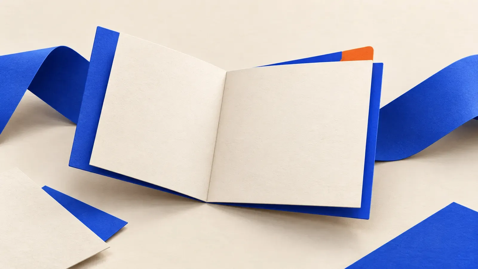 Buku dan lipatan kertas hiasan dalam warna kobalt untuk nota pengertian puasa wajib.