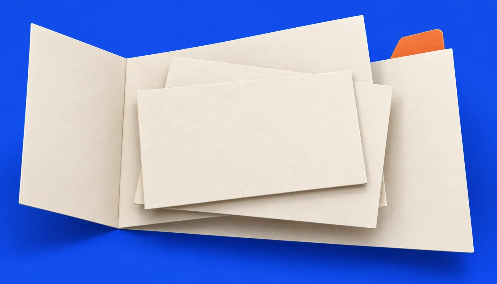 Folder dan helaian kertas kosong sebagai hiasan untuk menyusun pilihan sekolah agama Johor.