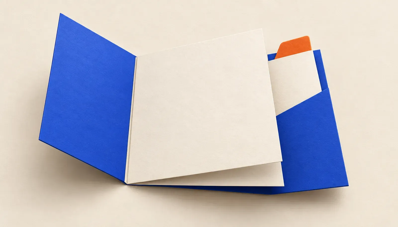 Susunan folder kertas kosong berwarna kobalt dengan tab oren, melambangkan persediaan memilih sekolah agama Kelantan.
