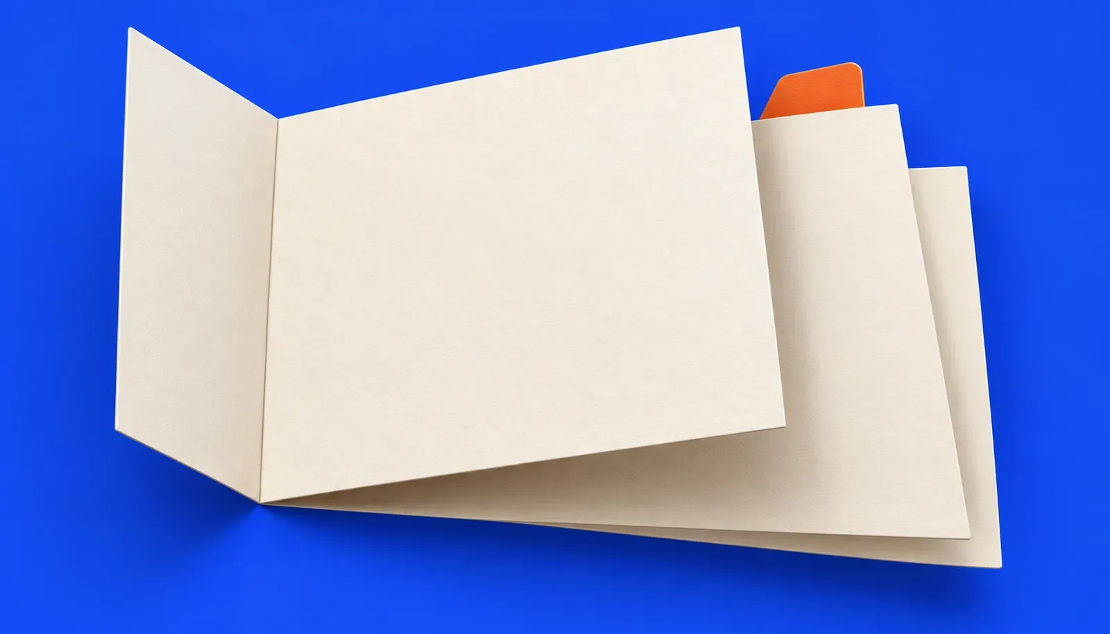 Folder kertas kosong dan satu tab jingga sebagai hiasan untuk menyusun dokumen rayuan sekolah.