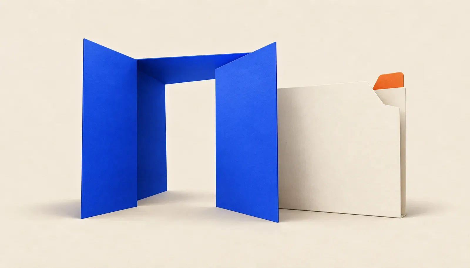 Binaan pintu kertas biru di sebelah folder kosong sebagai hiasan untuk topik syarat kemasukan sekolah.