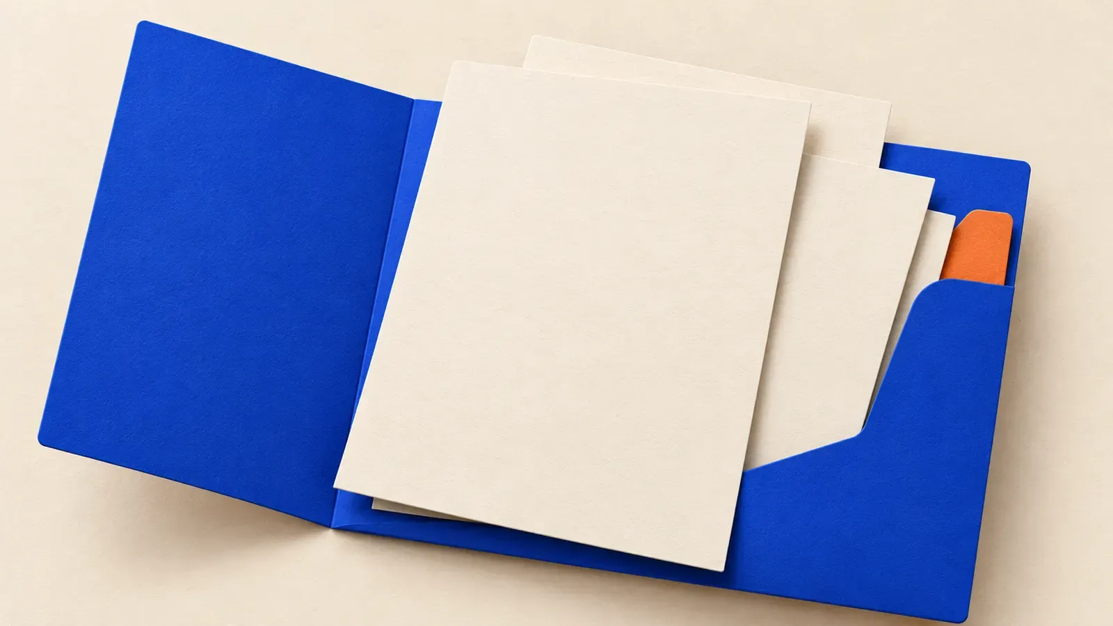 Folder kertas biru dan helaian kosong sebagai hiasan untuk semakan dokumen jadual UPKK.