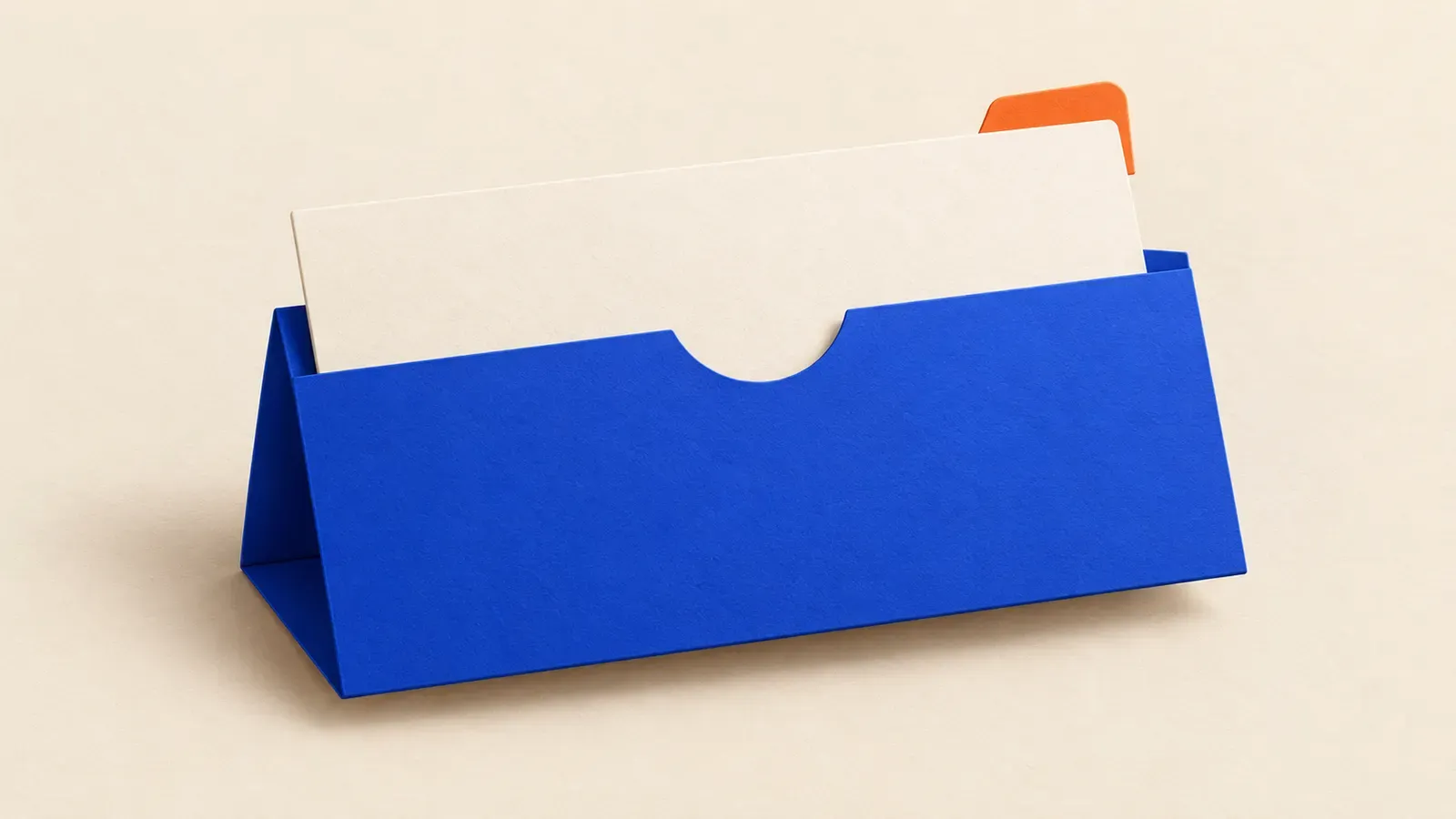 Sarung kertas biru dengan kad kosong sebagai hiasan untuk mencari dokumen keputusan UPKK.