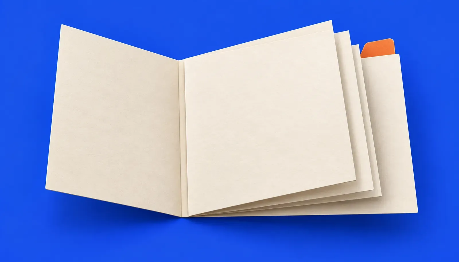 Folder kertas terbuka tanpa tulisan, melambangkan semakan laporan pembelajaran anak.