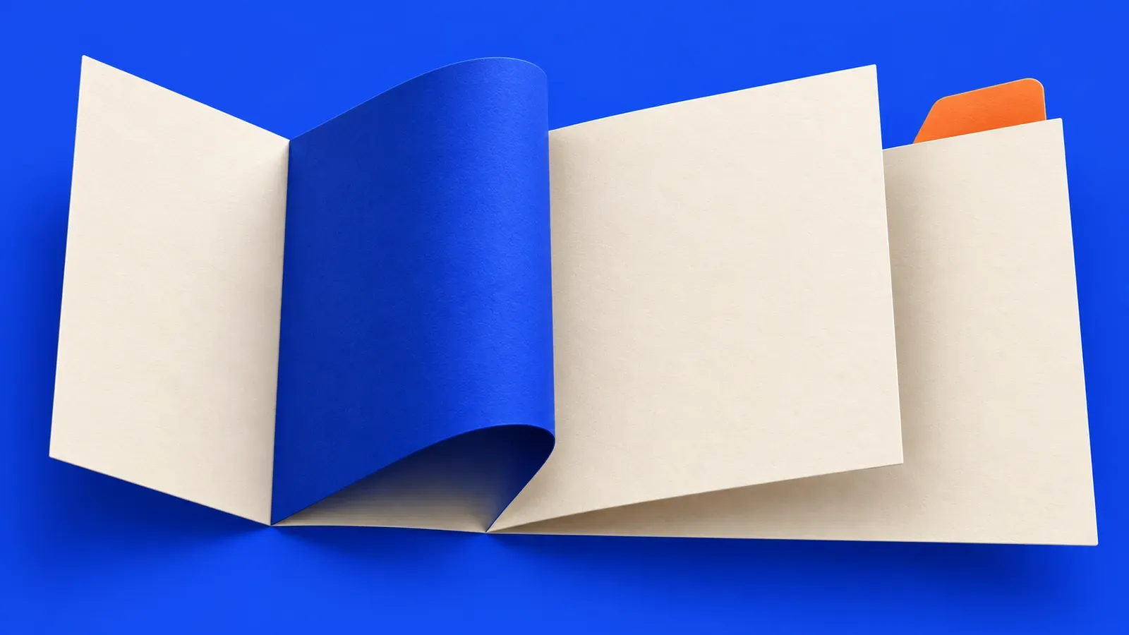 Folder kertas kosong dengan lipatan dan sisipan biru sebagai hiasan untuk panduan MPT4.