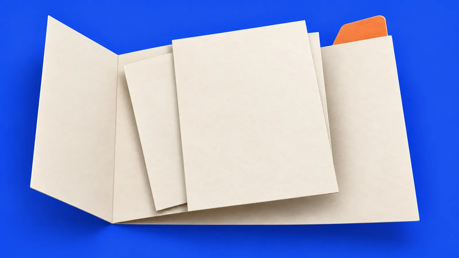 Folder kertas kosong sebagai hiasan untuk membandingkan maklumat pembelajaran dan ujian.
