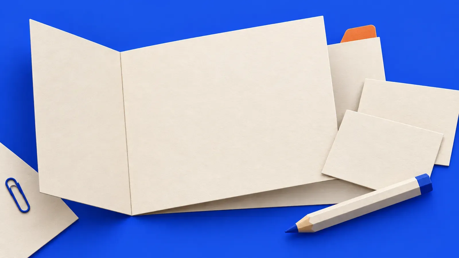 Folio kertas kosong dan alat tulis sebagai hiasan panduan Pentaksiran Bilik Darjah.